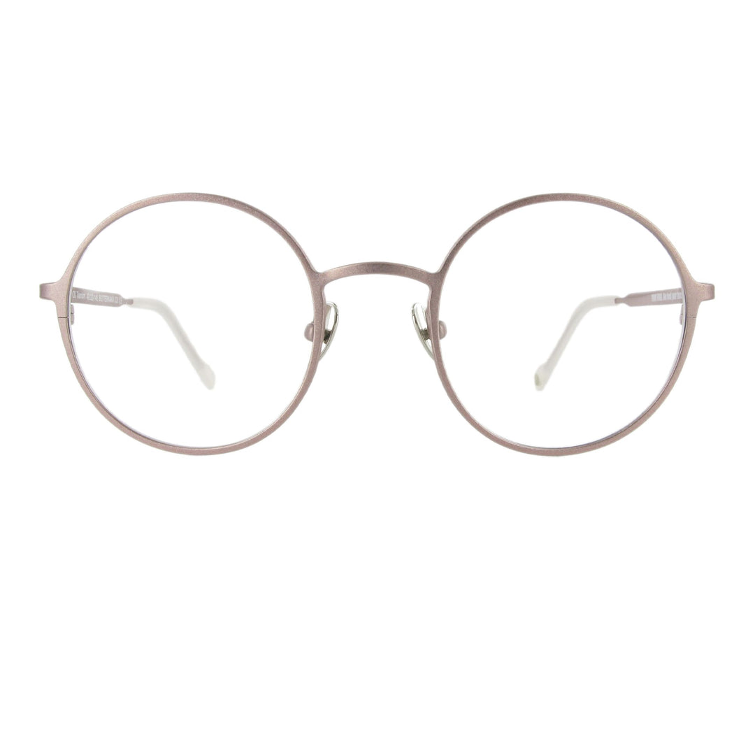 Edelstahlbrille in der Farbe pearl rose mit runden Gläsern und großzügigem Steg, ausgewogen und minimalistisch.
