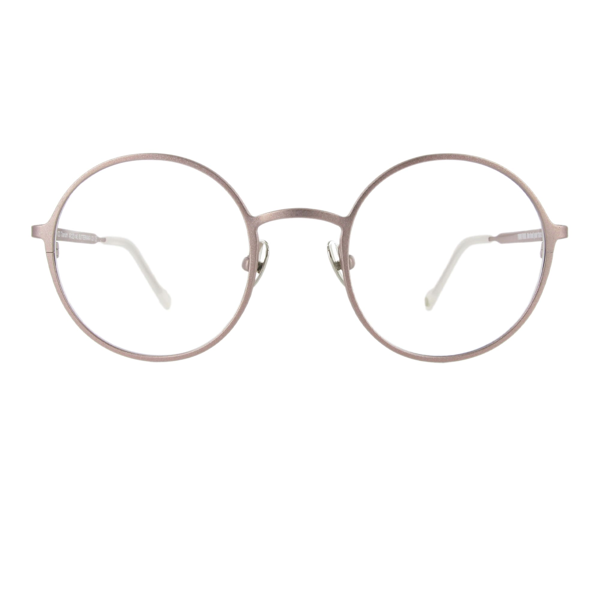 Edelstahlbrille in der Farbe pearl rose mit runden Gläsern und großzügigem Steg, ausgewogen und minimalistisch.