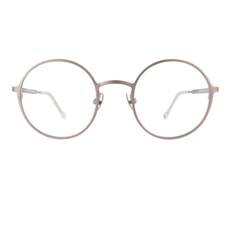 Edelstahlbrille in der Farbe pearl rose mit runden Gläsern und großzügigem Steg, ausgewogen und minimalistisch.
