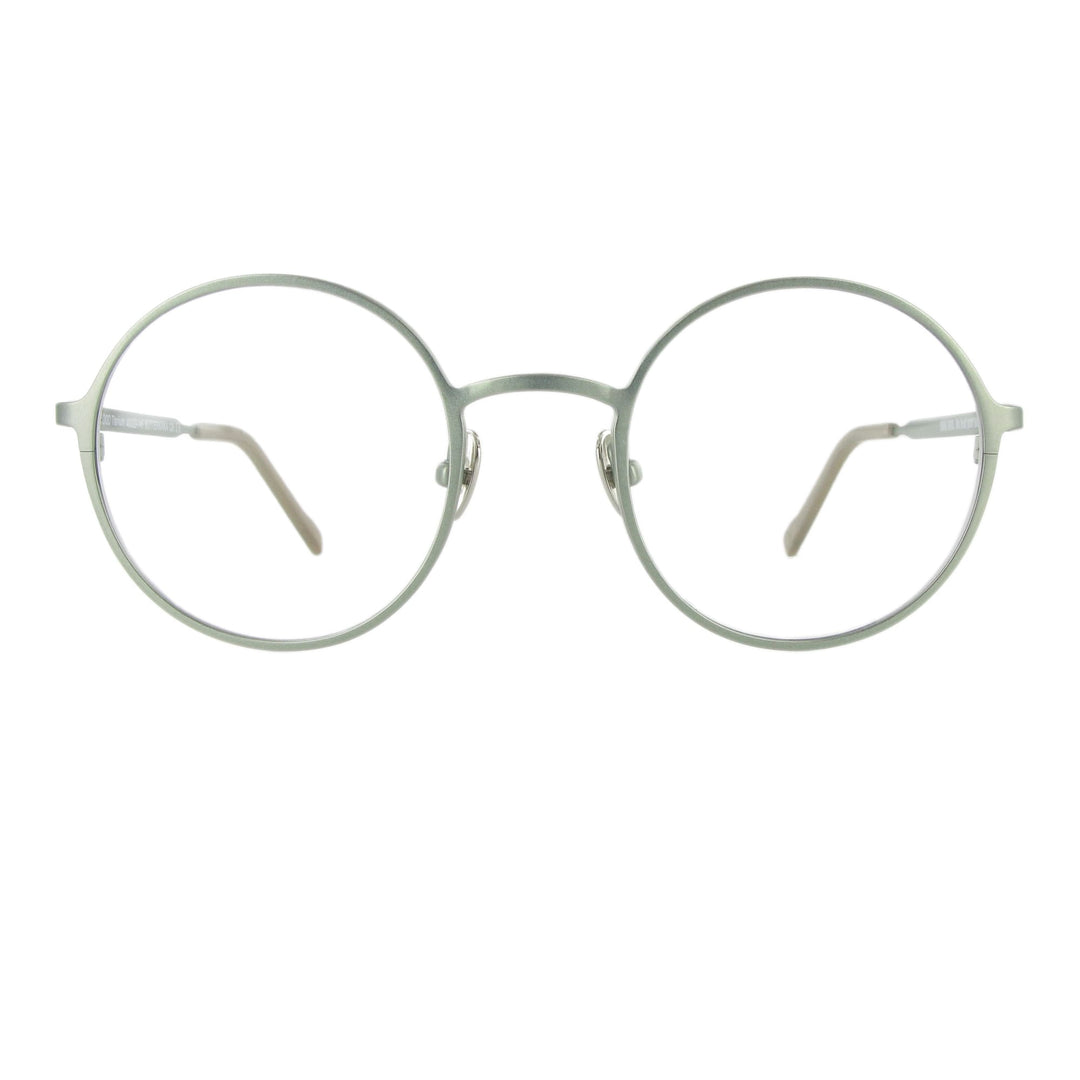 Metallbrille mit runden Gläsern in der Farbe pearl sage und großzügigem Steg, ausgewogen und minimalistisch.