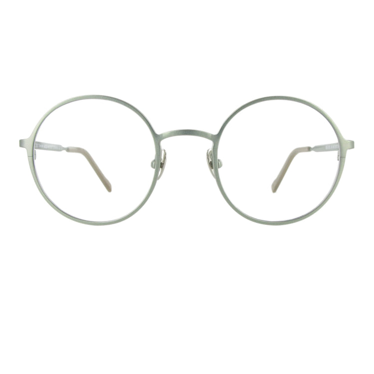 Metallbrille mit runden Gläsern in der Farbe pearl sage und großzügigem Steg, ausgewogen und minimalistisch.